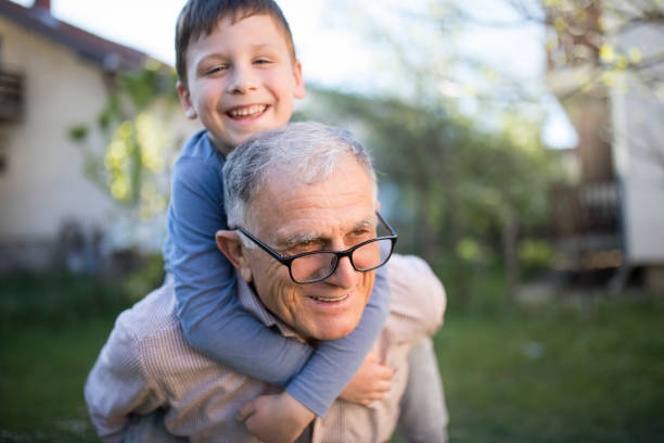 garotinho com seu avô - family retirement smiling multi generation family - fotografias e filmes do acervo