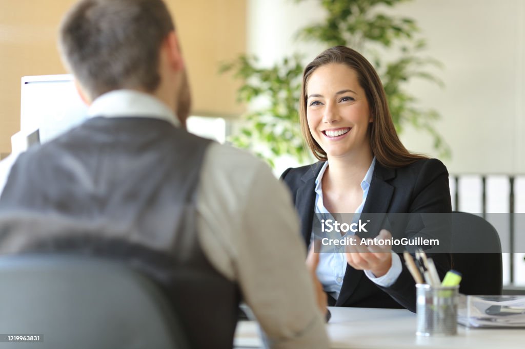 Glückliche Vorstandskollegen lachen und reden im Büro - Lizenzfrei Bankgeschäft Stock-Foto