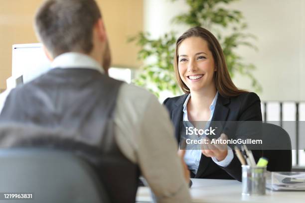 Glückliche Vorstandskollegen Lachen Und Reden Im Büro Stockfoto und mehr Bilder von Bankgeschäft