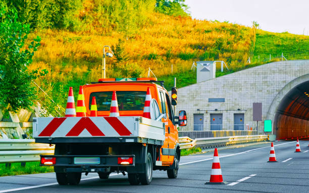 camion transportant des cônes de sécurité routière sur la route asphaltée de slovénie - sign street traffic left handed photos et images de collection