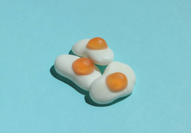 marmelada ovos fritos em fundo azul. tiro de comida do minimalismo - chilhood - fotografias e filmes do acervo