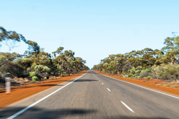 모션 블러에 빈 호주 고속도로. 두 차선 도로와 붉은 모래에 성장 하는 덤불 관목. 모션 블러 효과가 적용됩니다. - highway two lane highway nature western australia 뉴스 사진 이미지