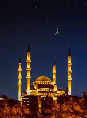 La más grande es la Mezquita de Kocatepe por la noche bajo la media luna y las estrellas, Ankara, Turquía photo