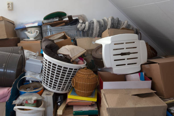 montón de basura en una casa, acumulación de equipo de la sala de acaparar de equipos domésticos necesita despejarse - colección fotografías e imágenes de stock