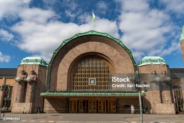 Estación De Tren De Helsinki Con Dos Mujeres Foto de stock y más banco de imágenes de Estación de tren - Estación de tren, Helsinki, Aire libre