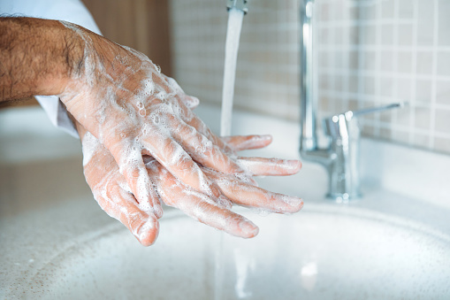 Hombre lavarse las manos correctamente con jabón para ser protegido para Coronavirus 2019-nCoV infección epidémica pandémica. photo