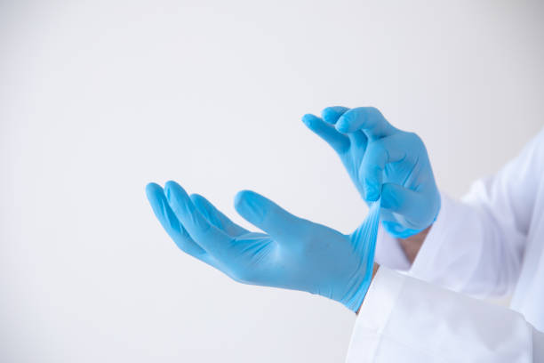 医師は、covid-19、2019-ncovまたはコロナウイルスの広がりを止めるために、無菌手術手袋を適切に脱ぐ。 - 保護用手袋 ストックフォトと画像