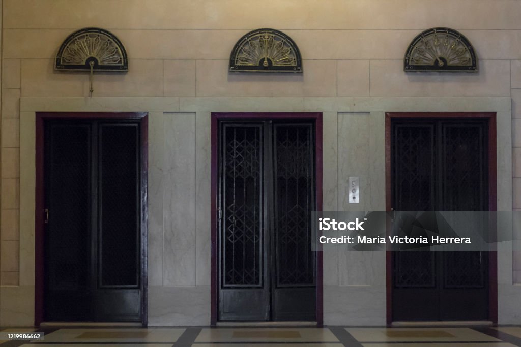 Puertas elevadoras restauradas en Centro Cultural Kirchner - Foto de stock de Ascensor libre de derechos