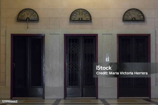 Puertas Elevadoras Restauradas En Centro Cultural Kirchner Foto de stock y más banco de imágenes de Ascensor