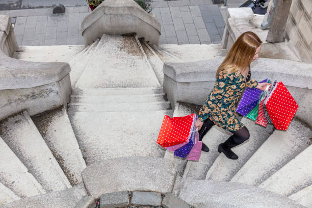 giovane donna in possesso di borsa della spesa colorata con un sorriso felice. camondo stairs (turco: kamondo merdivenleri) nel distretto di galata a istanbul, turchia. - camondo foto e immagini stock