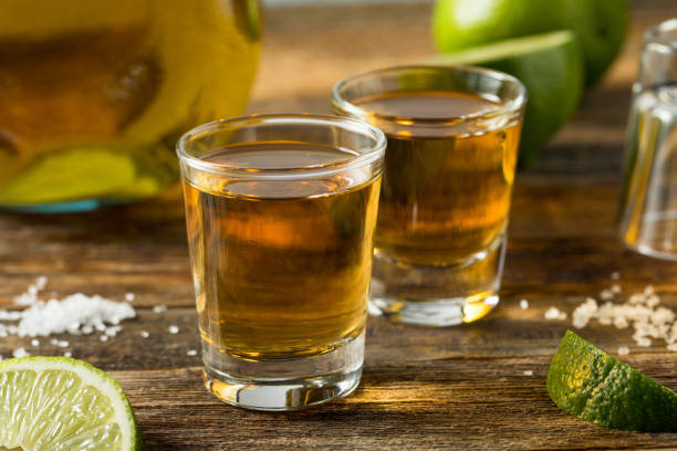 アルコールレポサドテキーラショット - drink mexican culture tequila shot tequila ストックフォトと画像