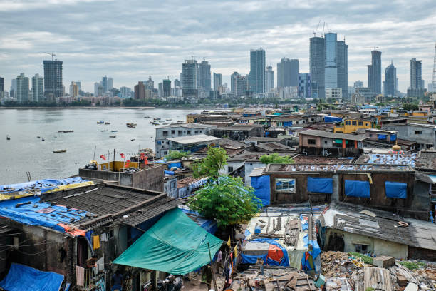 vista del horizonte de mumbai sobre los barrios marginales en el suburbio de bandra - shingle beach fotografías e imágenes de stock