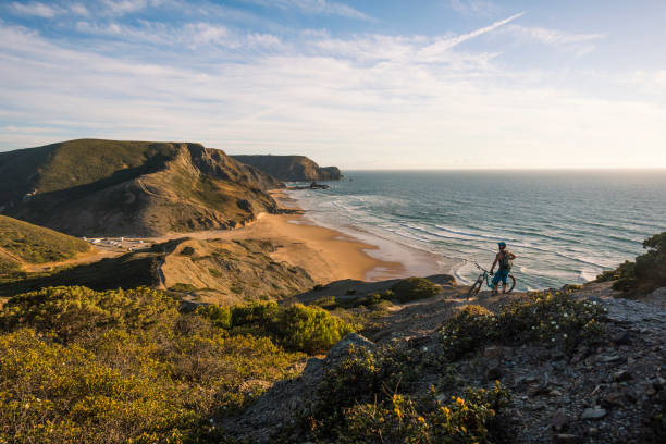 atleta maschile in mountain bike in portogallo. - mountain looking at view beach cliff foto e immagini stock