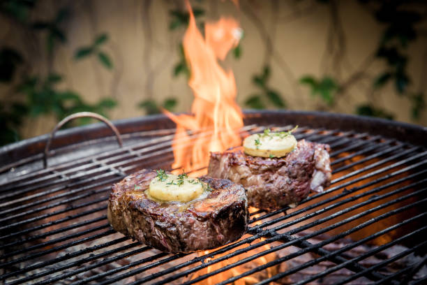 bistecche di groppa sul fuoco aperto - green steak food gourmet foto e immagini stock