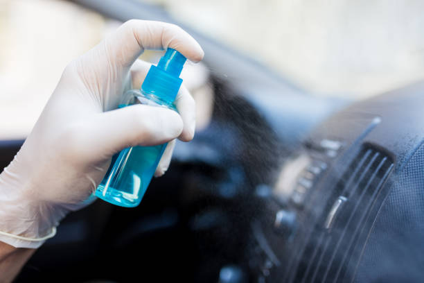 entregue la botella de spray del desinfectante de desinfectantes y desinfectele la rejilla de aire acondicionado. - car air conditioner vehicle interior driving fotografías e imágenes de stock