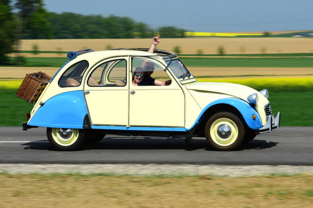 vergadering van kleine klassieke auto's in almtal (opper-oostenrijk) - deux chevaux stockfoto's en -beelden