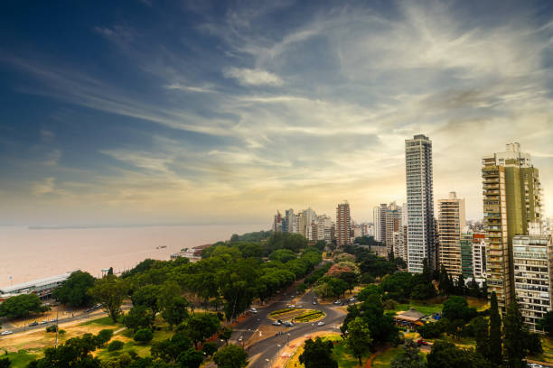 vista panorâmica da cidade de rosário (argentina) ao longo do rio paraná durante o pôr do sol - latin america argentina south america city - fotografias e filmes do acervo