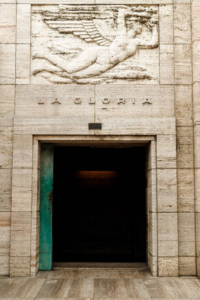 entrée au monument national au drapeau de rosario, argentine, avec la phrase "la gloire" sur la porte - messy photos et images de collection