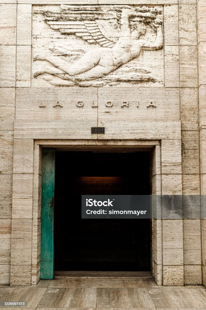 阿根廷羅薩里奧國旗國家紀念碑的入口,門上有「榮耀」一句 - 免版稅利安奴·美斯圖庫照片
