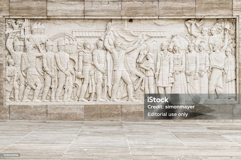 雕刻在牆上,在國旗紀念碑上由曼努埃爾·貝爾格拉諾指揮的英雄場景 - 免版稅具有特定質地圖庫照片