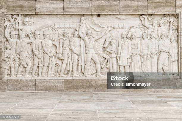 雕刻在牆上在國旗紀念碑上由曼努埃爾貝爾格拉諾指揮的英雄場景 照片檔及更多 具有特定質地 照片 - 具有特定質地, 利安奴·美斯, 南美