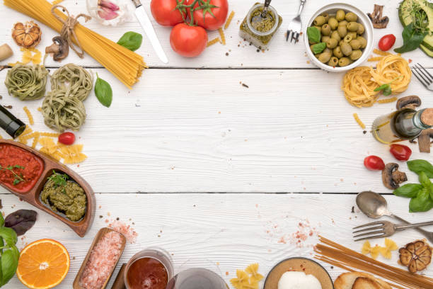 mesa de la cena. comida e ingredientes italianos con espacio de copiado - restaurant pasta italian culture dinner fotografías e imágenes de stock