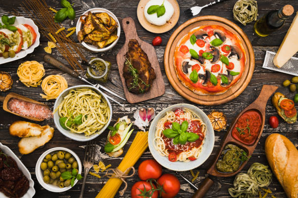 tavolo con vista dall'alto pieno di cibo - cibo italiano foto e immagini stock