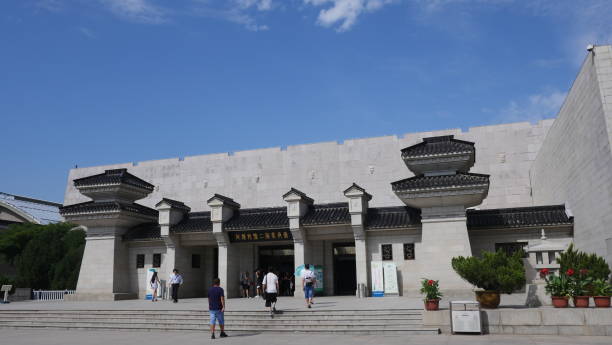 xian, china, 1 de enero de 2020, sitio del museo del emperador qin de china con ejército de terracota - imperialismo fotografías e imágenes de stock