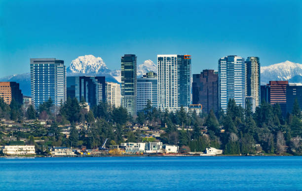 high rise edifici lago washington neve capped mountains bellevue washington - bellevue washington state foto e immagini stock