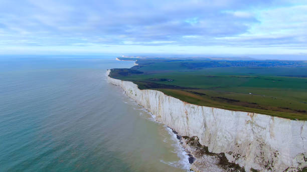 falaises blanches à la côte anglaise - vue aérienne - north downs scenics western europe southeast england photos et images de collection