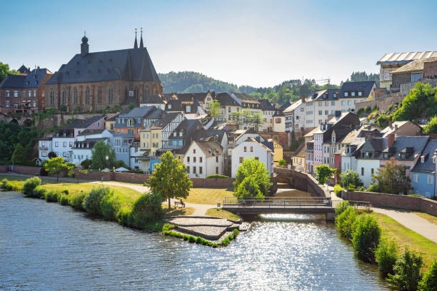 ドイツのザール川の境界でザールブルク。歴史的な城 - german culture germany vineyard village ストックフォトと画像