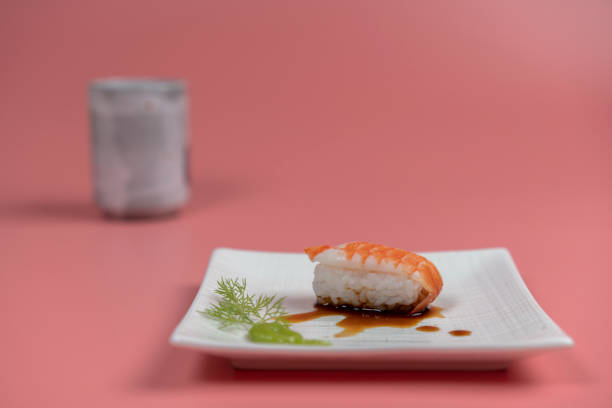 traditionelle garnelen sushi, mit sojasauce und senf - maki sushi japanese culture food and drink still life stock-fotos und bilder