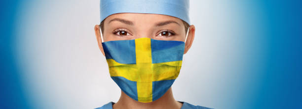 sverige flaggar på svensk asiatisk sjuksköterska eller läkare glad ansikte porträtt på blå bakgrund panorama banner. covid-19 coronavirus koncept - sjuksköterska sverige bildbanksfoton och bilder