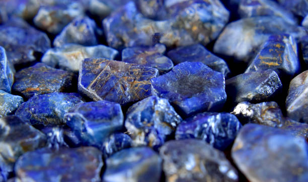 lapis es una hermosa piedra preciosa natural sobre un suelo de madera - piedra semipreciosa fotografías e imágenes de stock