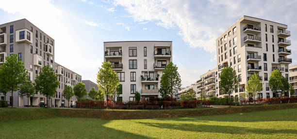 stadtbild eines wohngebietes mit modernen mehrfamilienhäusern, neuer grüner stadtlandschaft in der stadt - urban villa stock-fotos und bilder