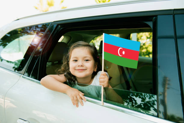 mädchen hält aserbaidschan-flagge - azerbaijan flag stock-fotos und bilder