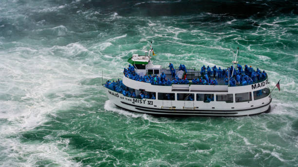 観光客と滝ボートツアー船はナイアガラの滝に移動します - niagara falls falling people usa ストックフォトと画像