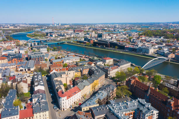 veduta aerea sul vecchio quartiere ebraico e sul fiume vistola a cracovia, polonia - fiume vistola foto e immagini stock