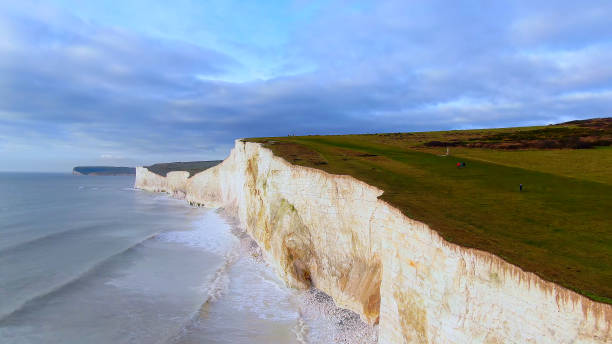 la belle côte sud anglaise d’en haut - images de drones - north downs scenics western europe southeast england photos et images de collection