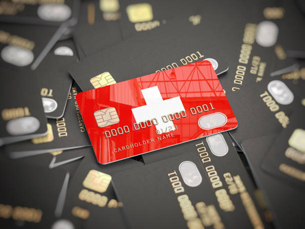 tarjeta de crédito del banco suizo en el montón de otras tarjetas negras diferentes. abrir una cuenta bancaria en suiza. - swiss currency fotografías e imágenes de stock