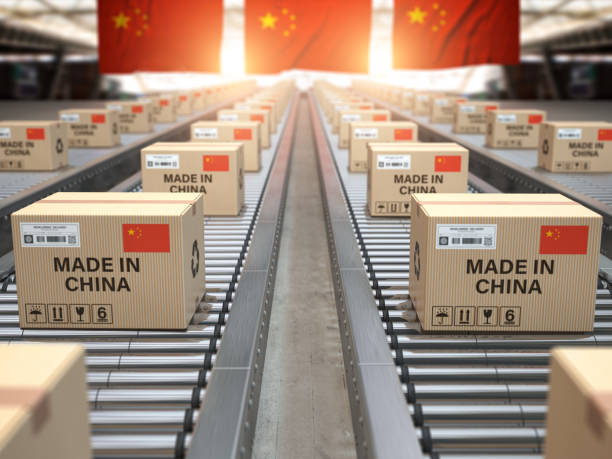 made in china. cardboard boxes with text made in china and chinese flag on the roller conveyor. - chinês imagens e fotografias de stock