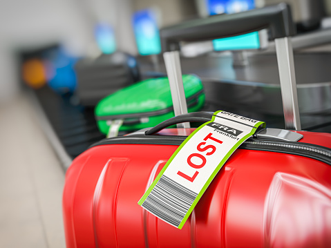Maleta con pegatina perdida en un transportador de equipaje del aeropuerto o transportador de reclamo de equipaje. photo