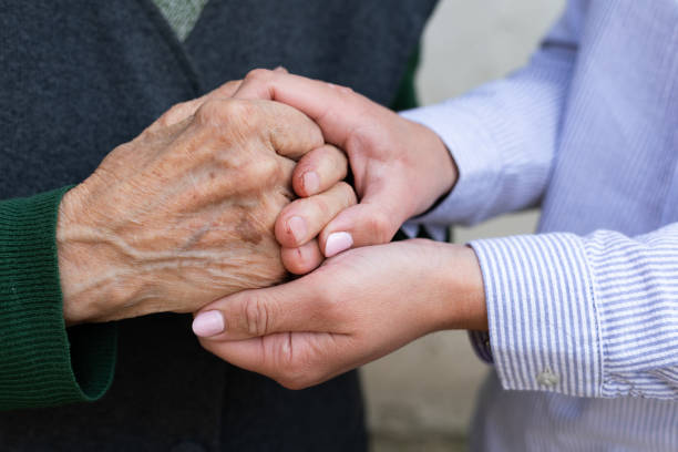 tenersi per mano - supporto - shock grandmother surprise senior adult foto e immagini stock