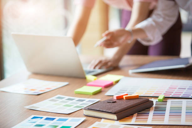 istock Graphic designers are brainstorming ideas in Choosing color groups to design applications for websites 1220075012