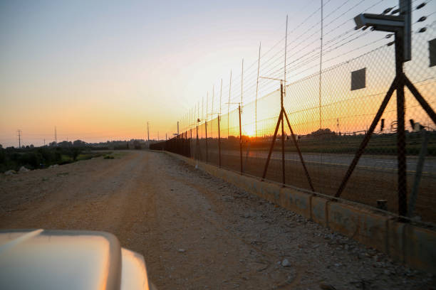 cerca fronteiriça entre israel e cisjordânia. qalqilya, territórios palestinos - muro da cisjordânia fotos - fotografias e filmes do acervo