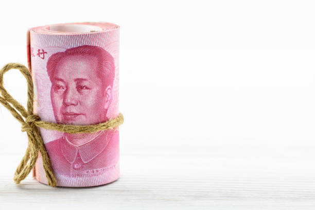 rollo de cientos de billetes de yuan chino con una cara de mao zedong - mao tse tung fotografías e imágenes de stock
