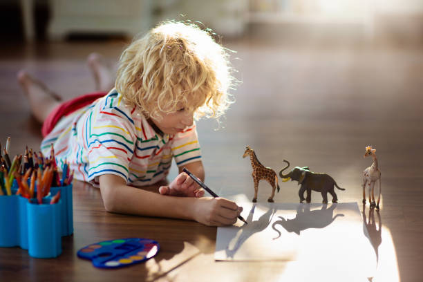 niño sombra dibujando animales. - paintings child house childhood fotografías e imágenes de stock