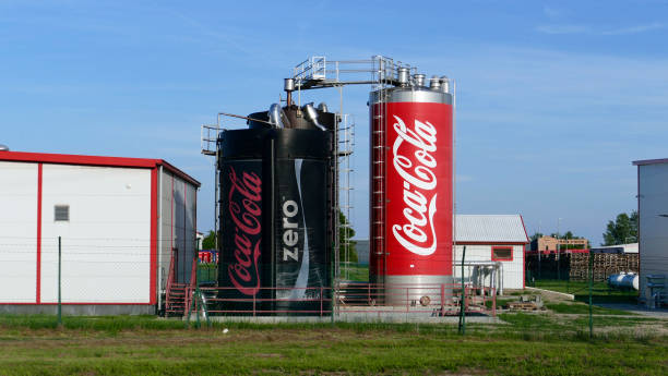 компания по розливу coca cola в венгрии - drink sport cola can стоковые фото и изображения