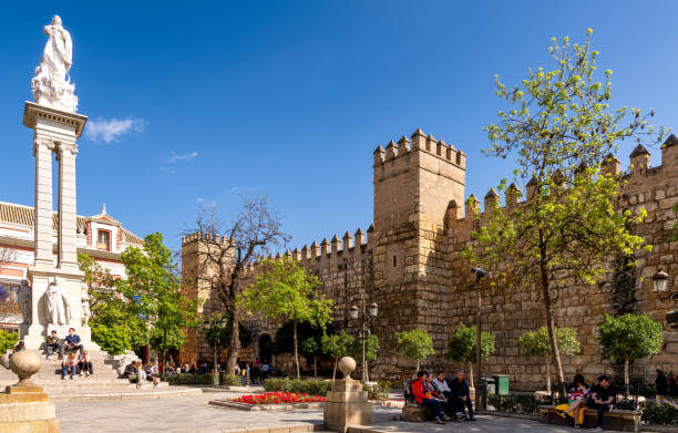 vue de la plaza del triunfo et alcazar historique à séville, espagne. - seville sevilla alcazar spanish culture photos et images de collection