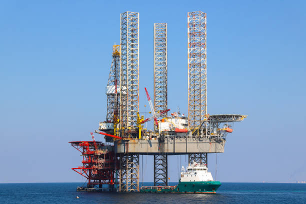 해양 석유 플랫폼 및 공급 선박은 페르시아 만에 있습니다. - construction platform sea drill mining 뉴스 사진 이미지